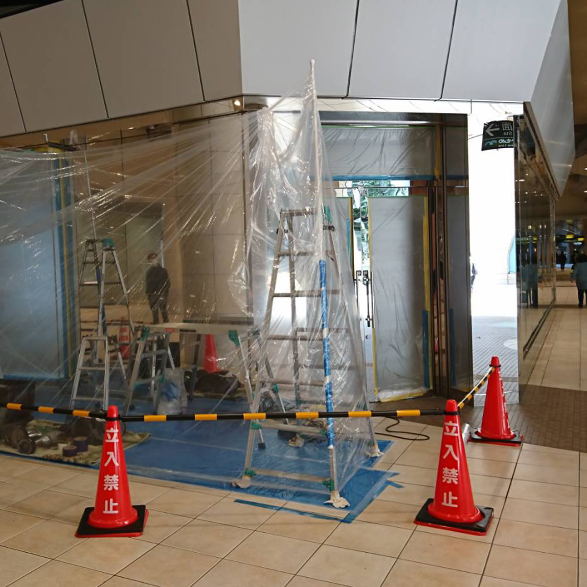 ビル外壁・鏡面ステンレスパネルのクリーニング研磨・再生研磨の事例